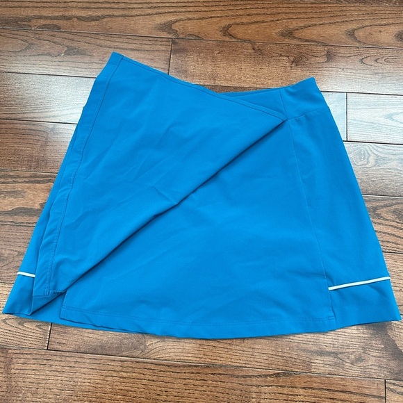 Oakley Golf Skort with built in shorts and high rise - Picture 5 of 8